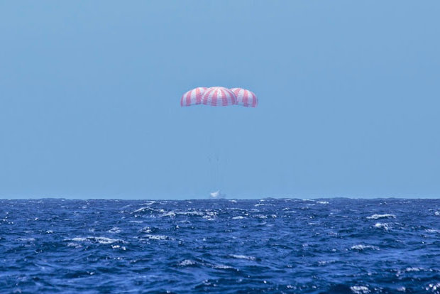 The SpaceX Dragon spacecraft splashing down (Photo courtesy SpaceX. All rights reserved)