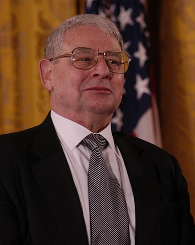 Riccardo Giacconi receiving the 2003 National Medal of Science