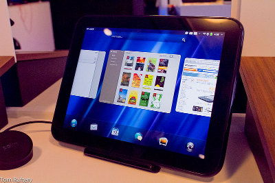 A HP TouchPad with webOS on a Touchstone