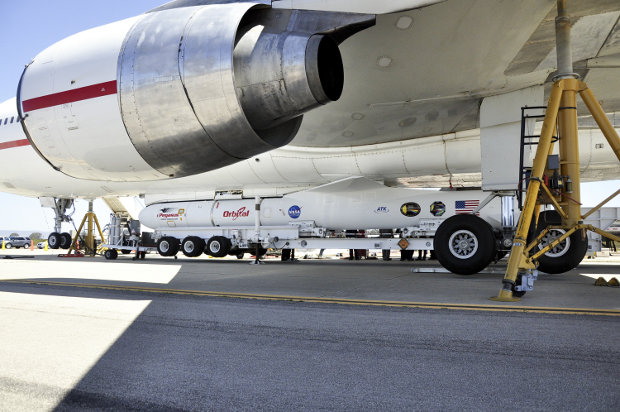 The IRIS space probe atop a Pegasus XL rocket connected to an L-1011 airplane during the preparations for the launch (Photo NASA/Randy Beaudoin)