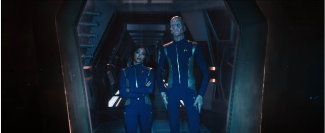 Michael Burnham (Sonequa Martin-Green) and Saru (Doug Jones) in Die Trying (Image courtesy CBS / Netflix. All rights reserved)