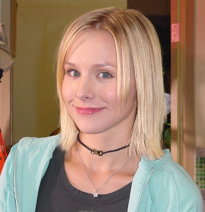 Kristen Bell on the Veronica Mars set