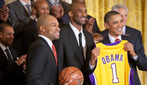 Kobe Bryant between Derek Fisher and President Barack Obama at White House in 2010