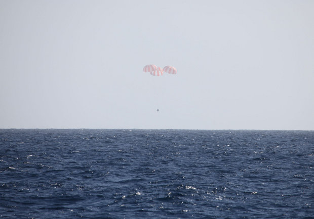 The SpaceX Dragon spacecraft during about to splash down (Photo SpaceX)