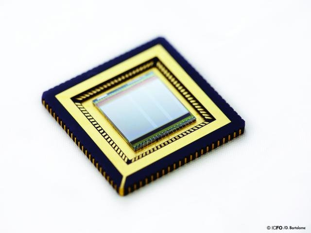 Graphene-quantum dots-CMOS-based sensor (Image courtesy ICFO/ D. Bartolome)