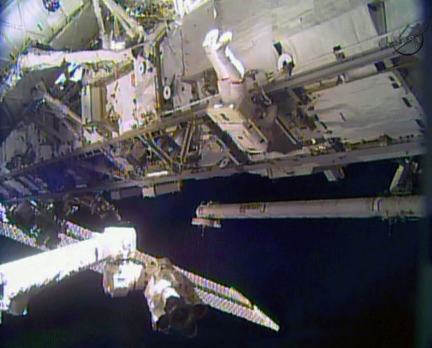 Astronaut Rick Mastracchio outside the International Space Station during the spacewalk performed with his colleague Mike Hopkins (Image NASA TV)