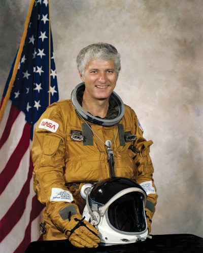 Henry Warren "Hank" Hartsfield, Jr. in an official picture as an astronaut (Photo NASA)