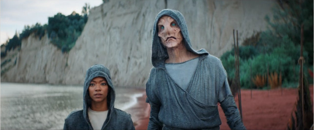 Michael Burnham (Sonequa Martin-Green) and Saru (Doug Jones) in The Sounds of Thunder (Image courtesy CBS / Netflix. All rights reserved)